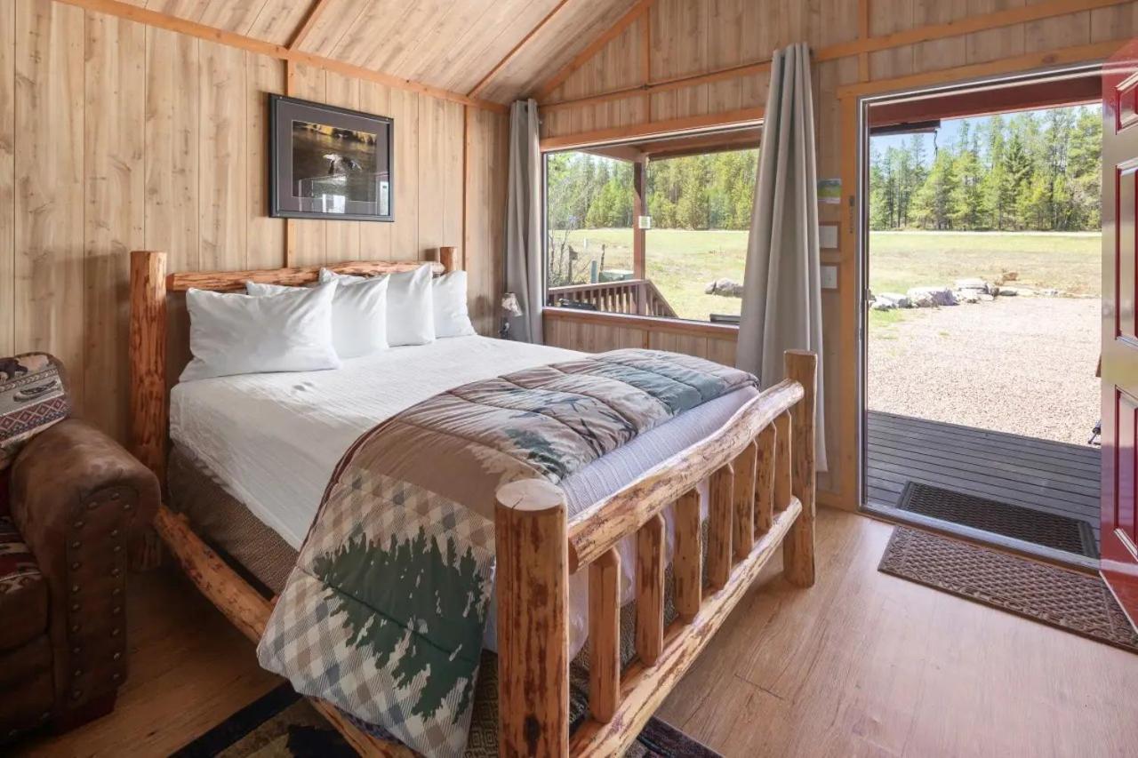 Sky Eco - Glacier General Store And Cabins Coram Eksteriør billede